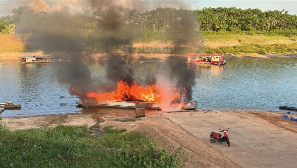 Balsa transportadora de combustível é consumida pelo fogo em Porto Walter